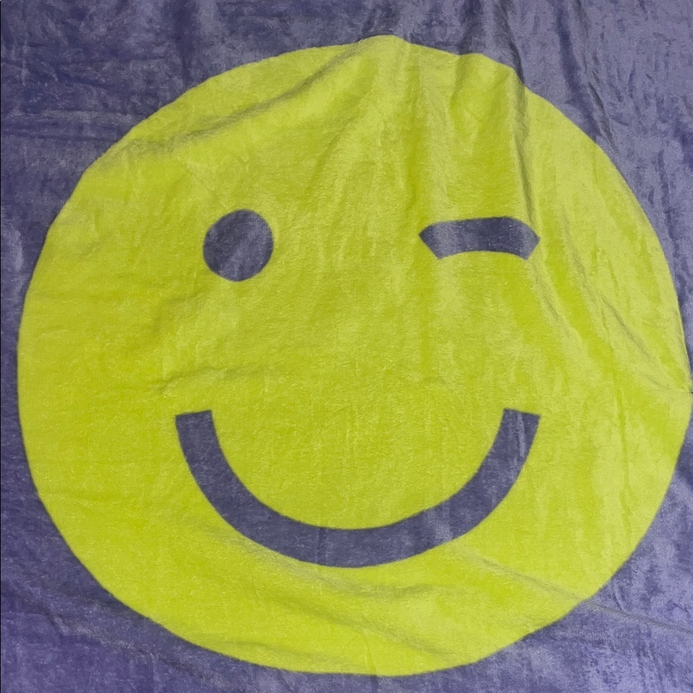 Kids Winking Smiley Face Blanket 60x45 Never Used Came Out Packaging in Pallet